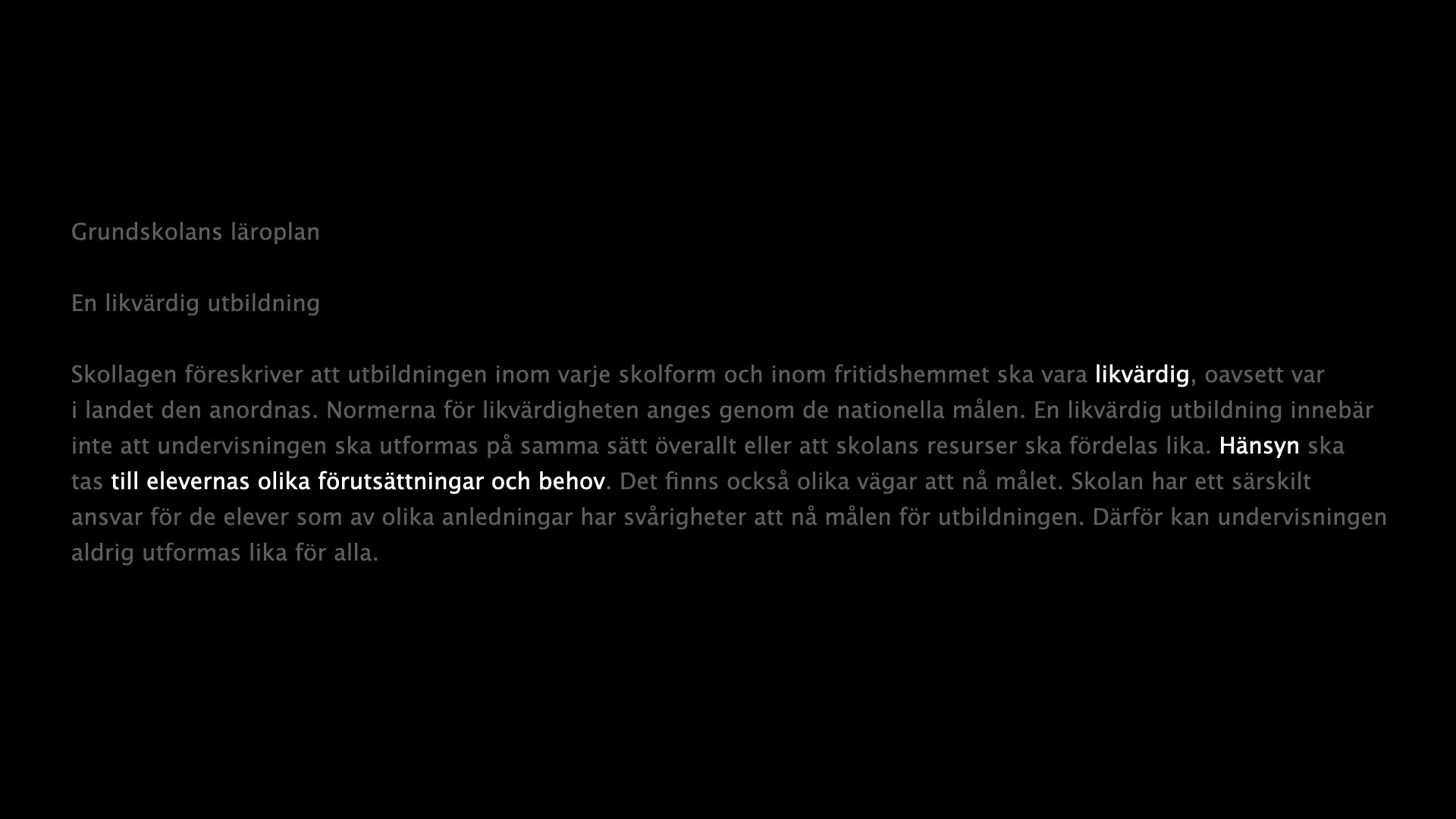Samma läroplanstext men där det mesta är dimmat och nyckelorden 'likvärdig' samt 'till elevernas olika förutsättningar och behov' är highlightade.